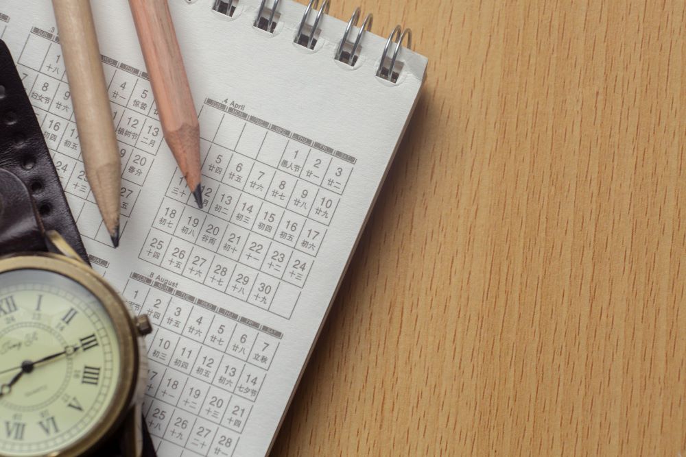 Dossier de permis de construire en cours d'instruction au service urbanisme de la mairie avec calendrier d'instruction