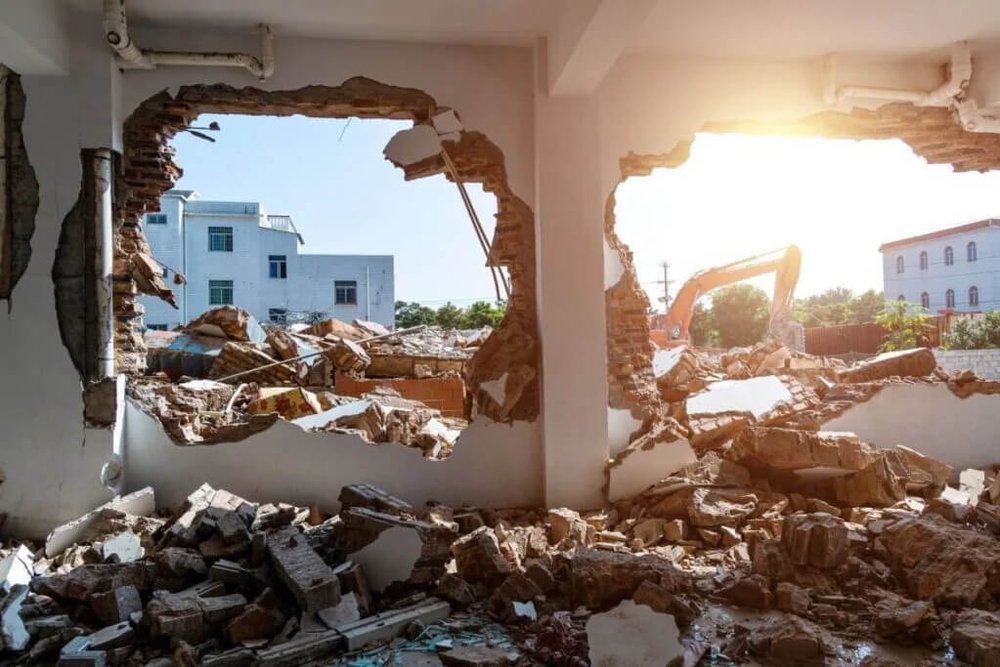 Chantier de démolition partielle d'un bâtiment avec conservation d'une partie de la structure existante