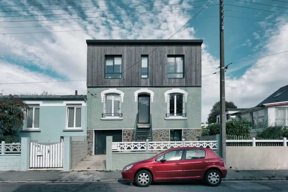 Maison individuelle en zone urbaine dense avec extension verticale en bois