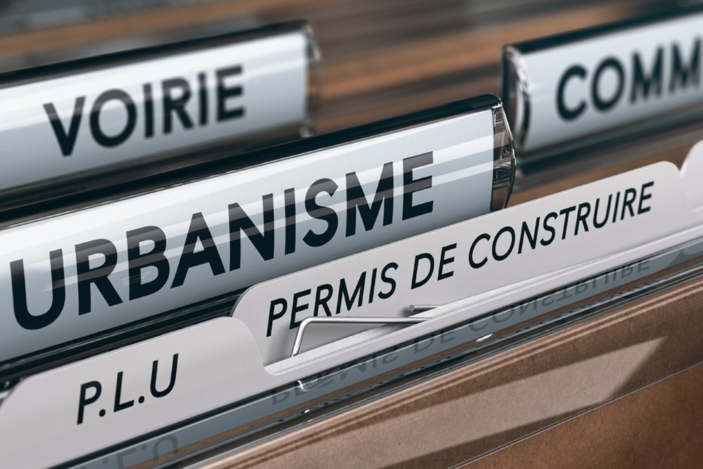 Pétitionnaire déposant un dossier d'urbanisme complet au guichet de la mairie pour obtenir son récépissé légal