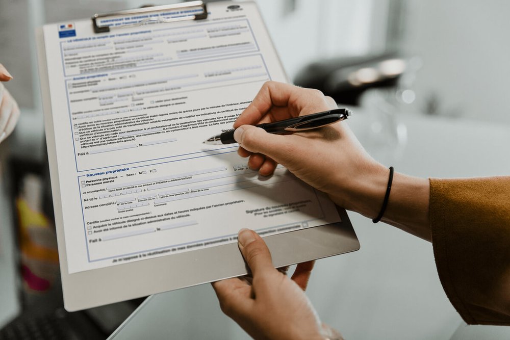 Dépôt d'une déclaration préalable ou d'un permis de construire en mairie avec formulaires officiels