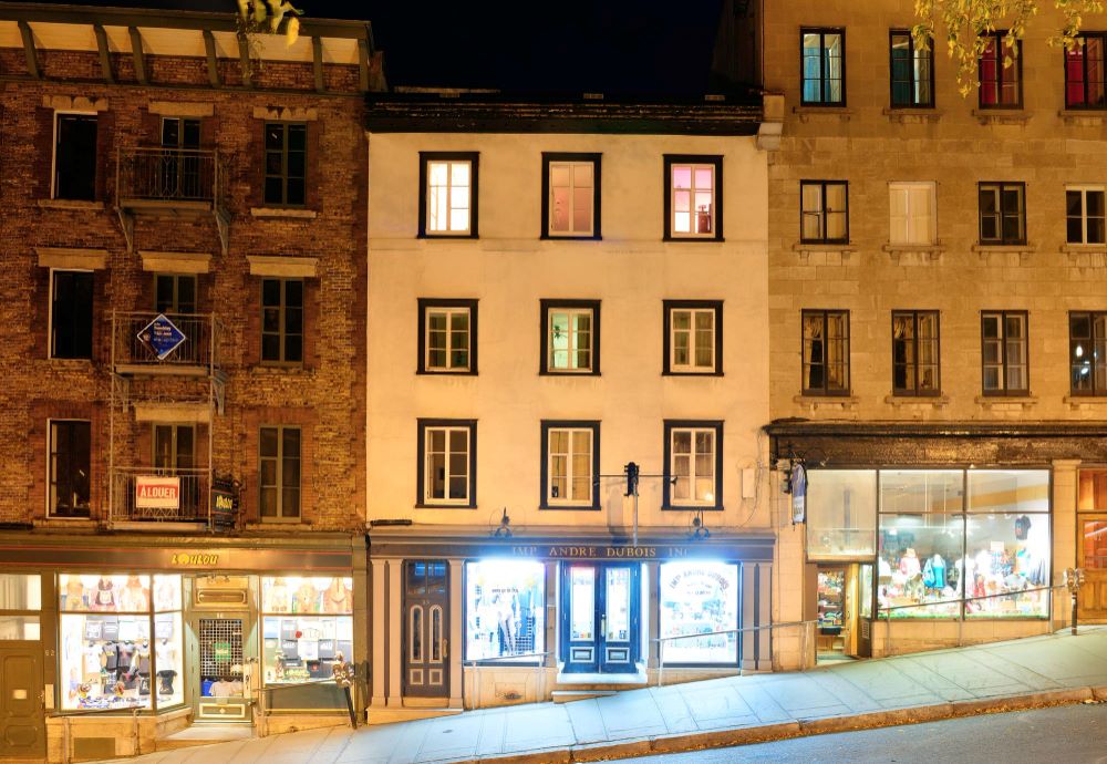 Devanture de commerce rénovée avec enseigne lumineuse et store banne en centre-ville après déclaration préalable