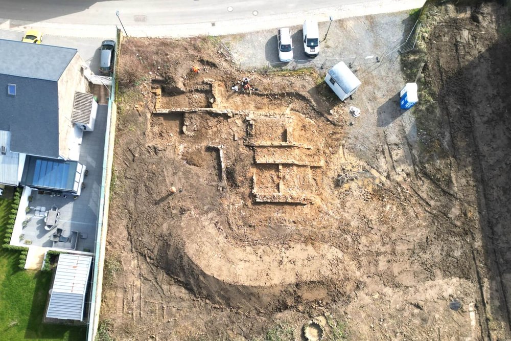 Sondage de diagnostic archéologique réalisé sur un terrain avant le démarrage d'un chantier de construction