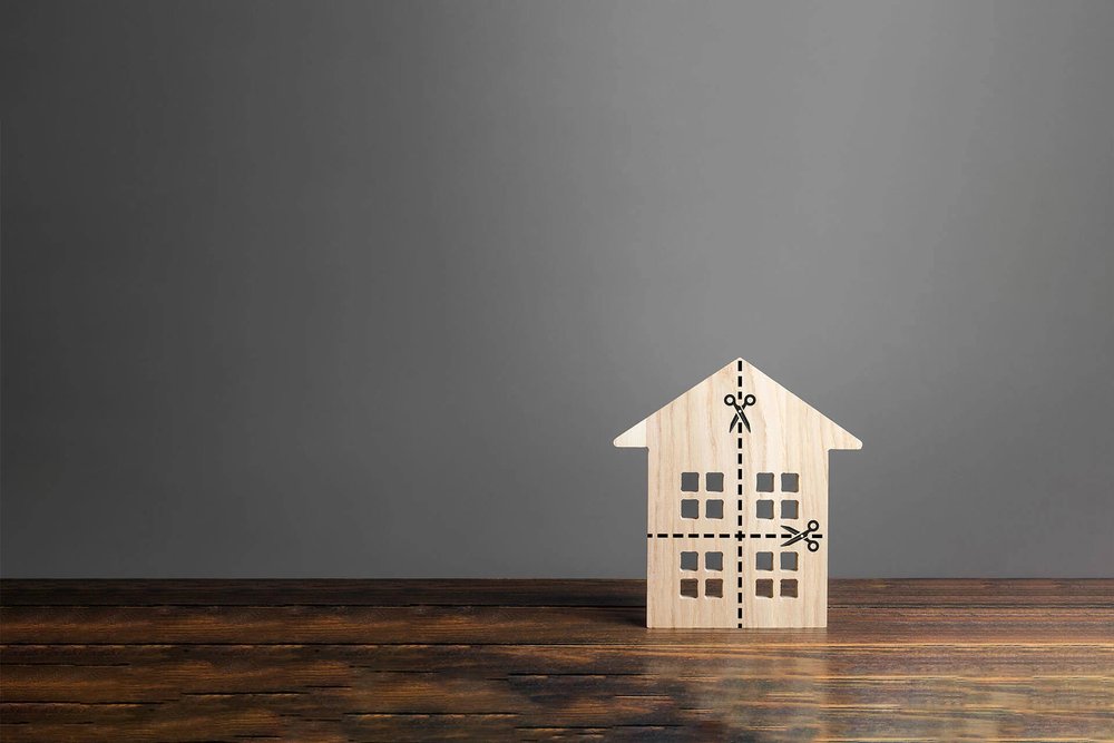 Maison divisée en plusieurs logements indépendants avec accès distincts pour chaque appartement