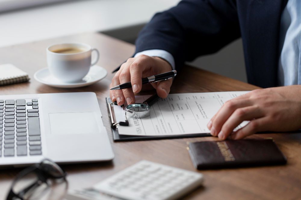 Propriétaire consultant un avocat spécialisé en expropriation pour exercer son droit de délaissement sur un emplacement réservé PLU