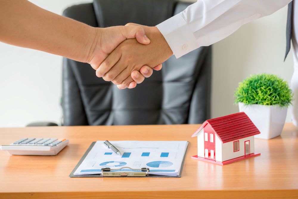 Maison individuelle mise en vente avec panneau à vendre dans une zone de droit de préemption urbain