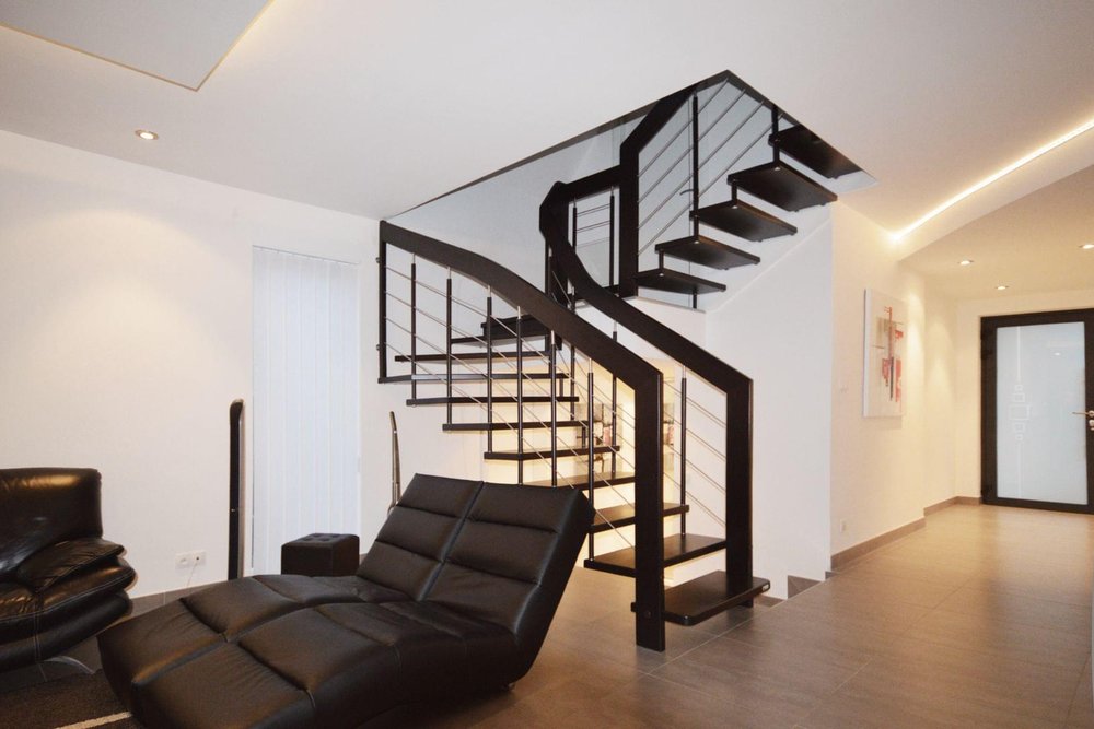 Échappée d'un escalier mesurée verticalement au-dessus des marches pour garantir la sécurité de passage