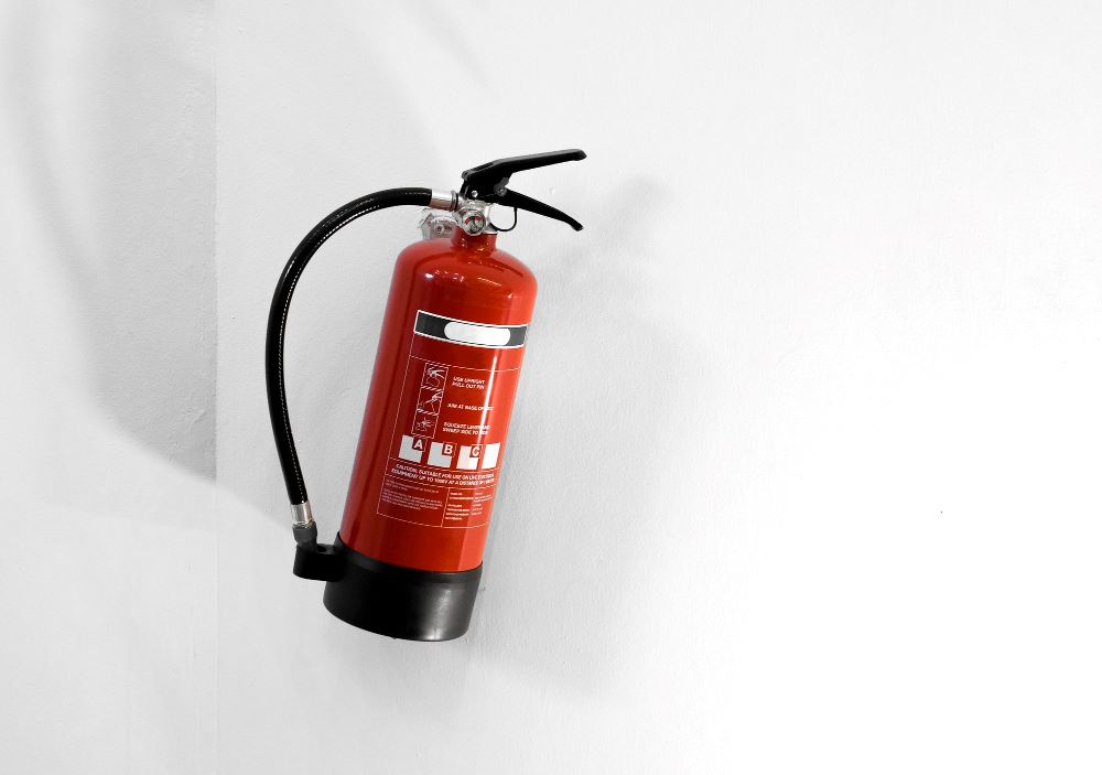 Équipements obligatoires de sécurité incendie dans un ERP : extincteur, alarme, bloc de balisage sortie de secours
