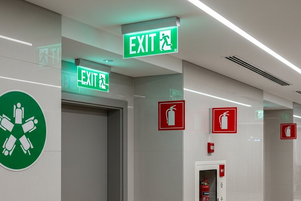 Commerce classé ERP de type M avec signalétique de sécurité et issue de secours visible