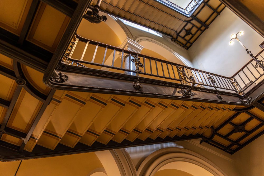 Escalier extérieur équipé d'un garde-corps de sécurité, recommandé au-delà d'un mètre de hauteur de chute
