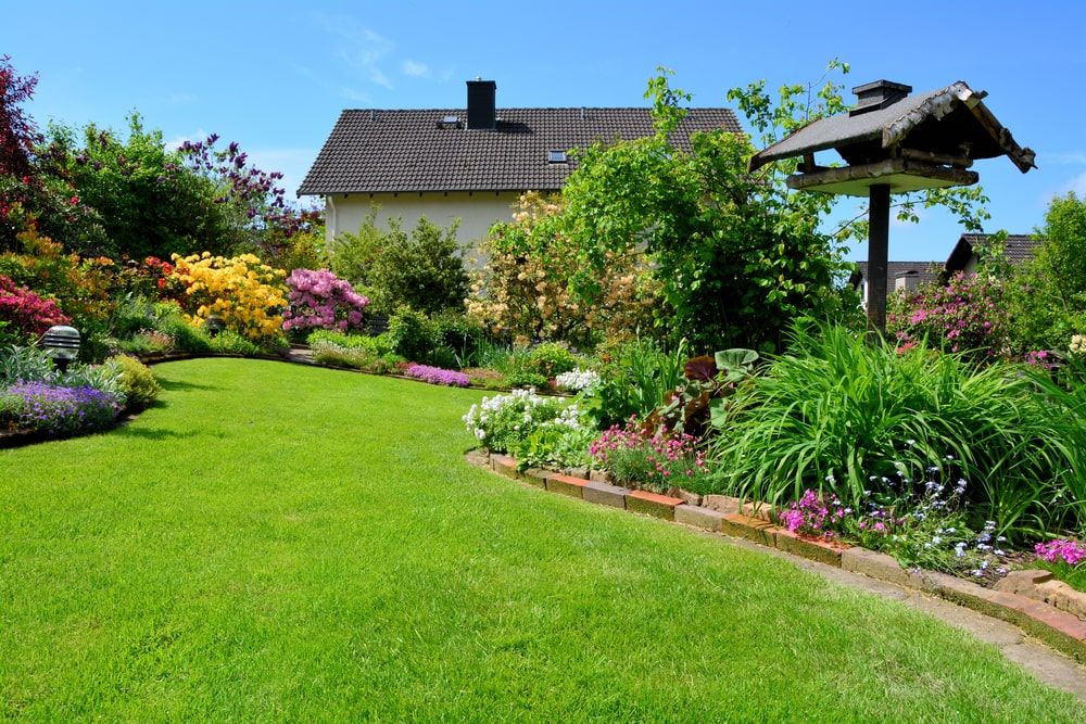 Jardin avec espaces verts et arbres plantés en application des obligations du PLU lors d'un permis de construire