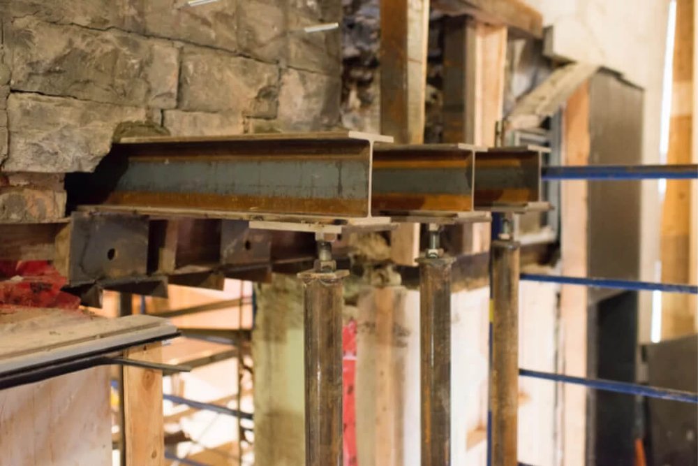 Étaiement temporaire installé pour sécuriser la structure conservée lors d'une démolition partielle de bâtiment