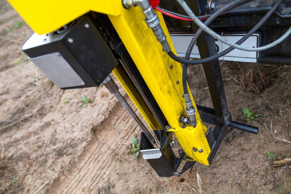 Foreuse géotechnique réalisant une étude de sol sur un terrain avant construction en zone argileuse