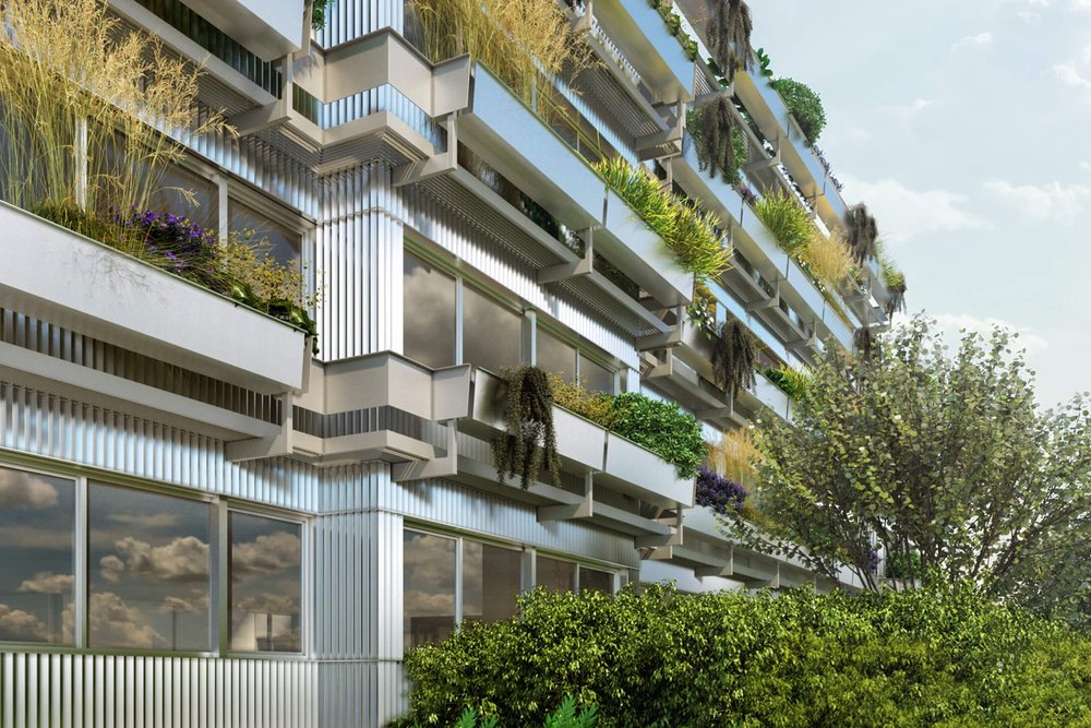 Façade extérieure d'un ancien immeuble de bureaux en cours de rénovation lourde pour accueillir des balcons