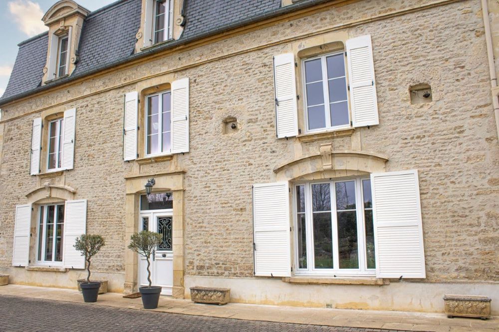 Façade de maison ancienne en secteur ABF avec menuiseries bois et volets conformes aux prescriptions de l'Architecte des Bâtiments de France
