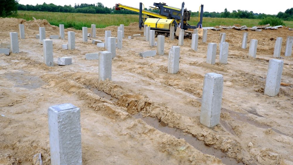 Chantier de mise en place de pieux forés pour des fondations profondes traversant une couche d'argile instable
