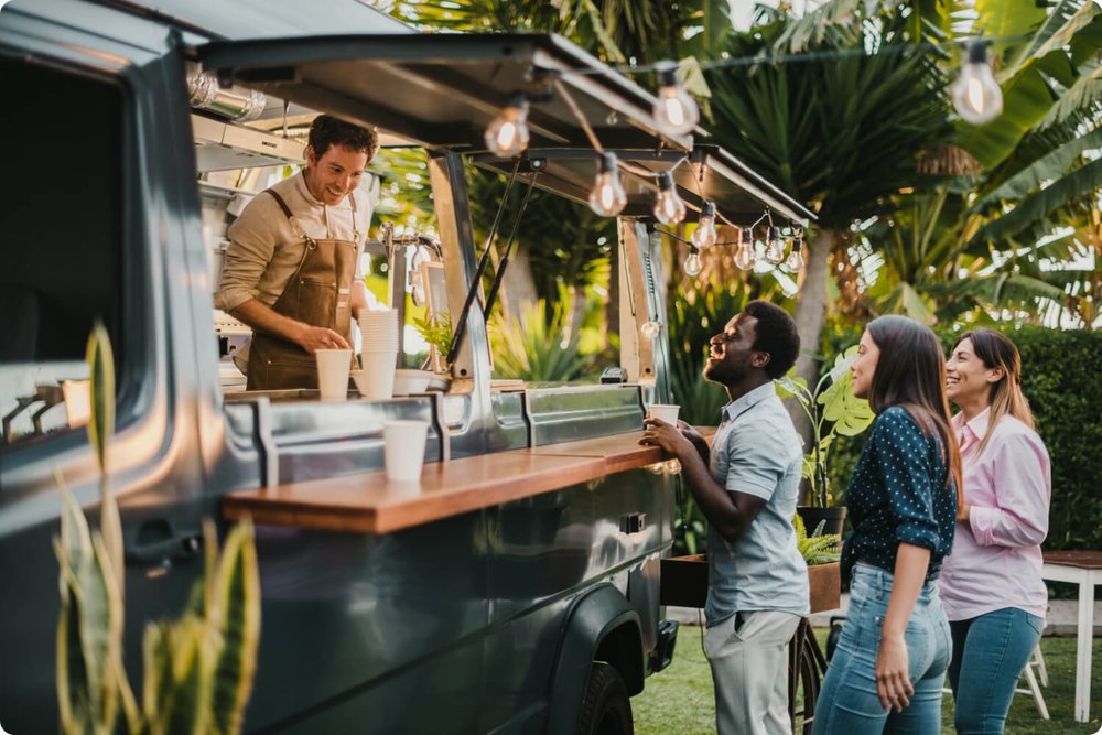Food truck installé sur un emplacement autorisé avec file d'attente de clients
