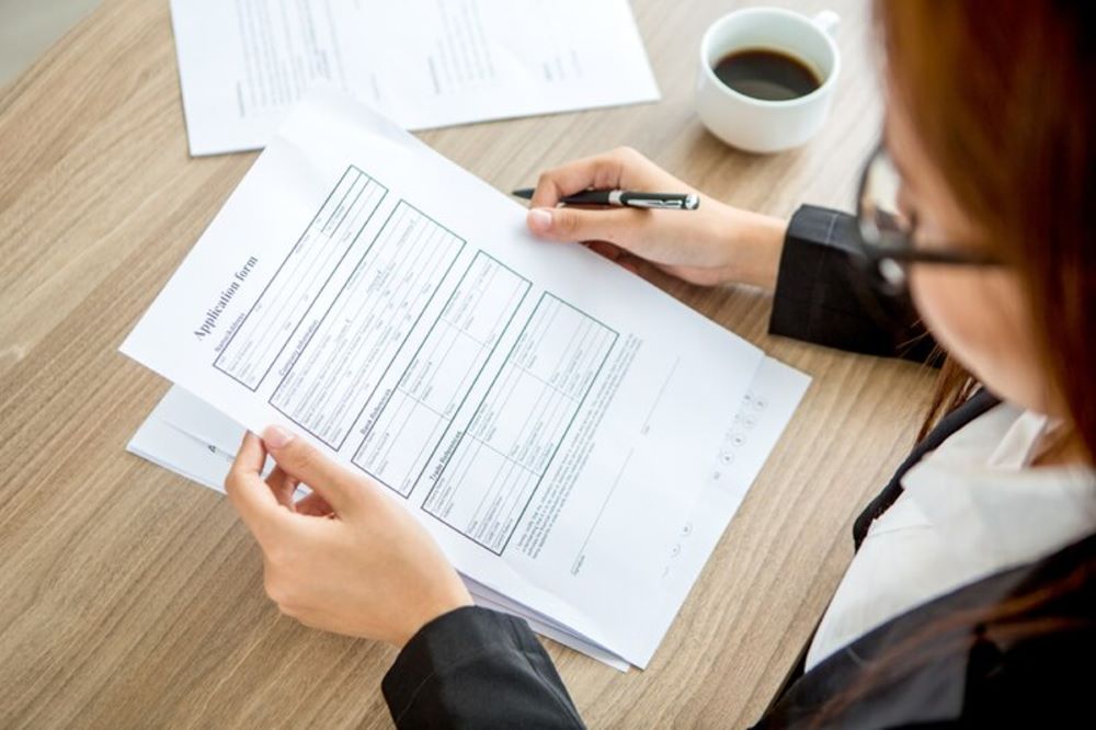 Formulaire H1 de déclaration de construction en cours de remplissage avec plan de maison à côté