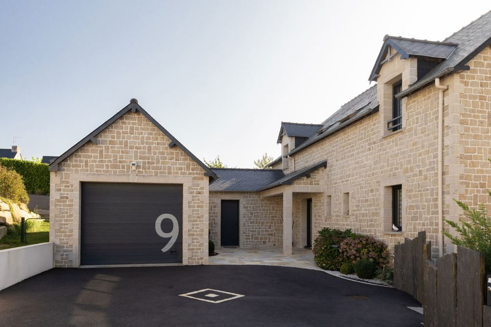 Garage construit en limite séparative avec mur pignon aveugle contre la clôture du voisin