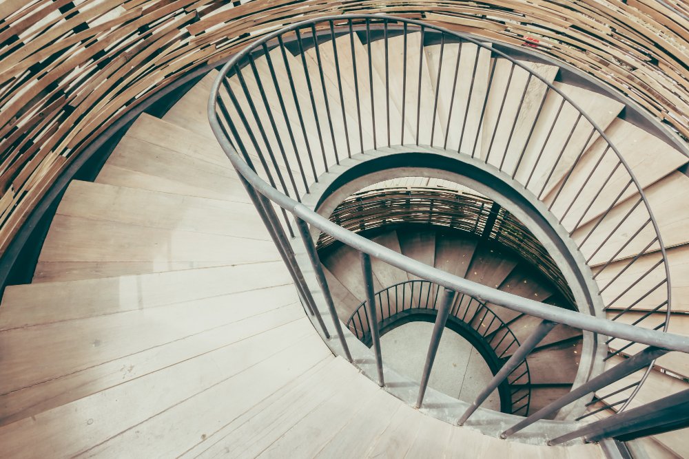 Garde-corps métallique conforme à la norme NF P01-012 installé sur un escalier intérieur avec barreaudage vertical réglementaire