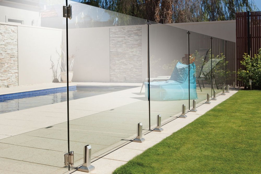 Garde-corps en verre installé en périmètre d'une piscine de jardin conforme à la norme NF P90-306