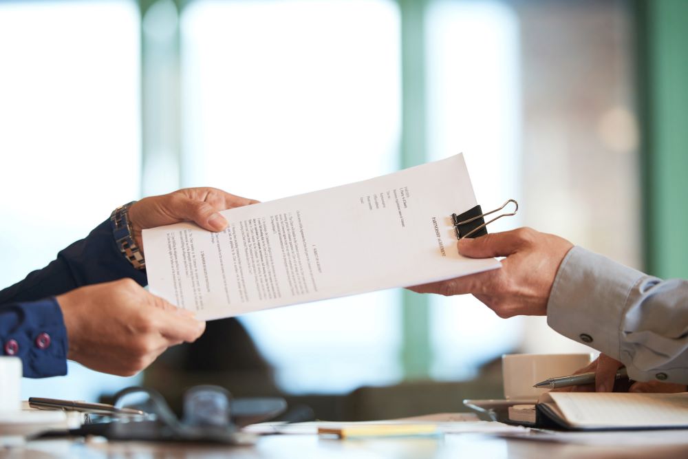 Propriétaire effectuant la déclaration en mairie de son gîte rural pour obtenir le numéro de déclaration obligatoire