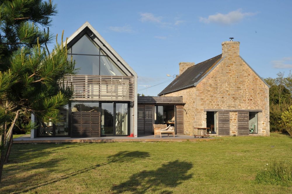 Grange ancienne en cours de transformation en maison d'habitation dans un village