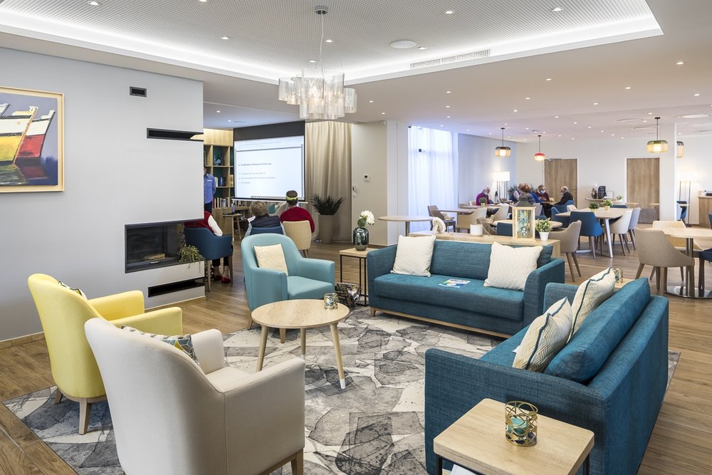 Espace de vie partagé d'un habitat inclusif pour seniors avec salon commun accessible PMR