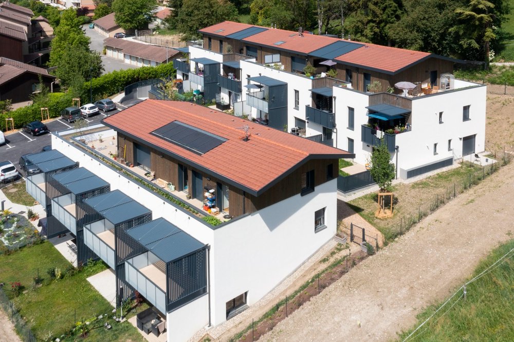 Immeuble de logements collectifs modernes respectant la hauteur maximale à l'égout et au faîtage