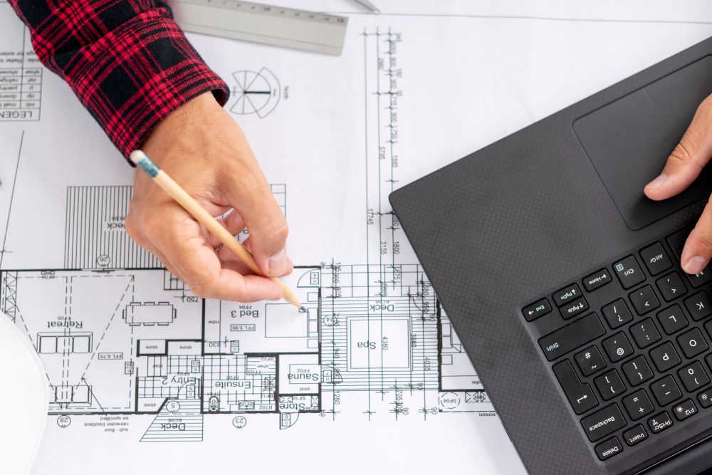 Plans et dossier de permis de construire examinés par le service urbanisme de la mairie pendant l'instruction