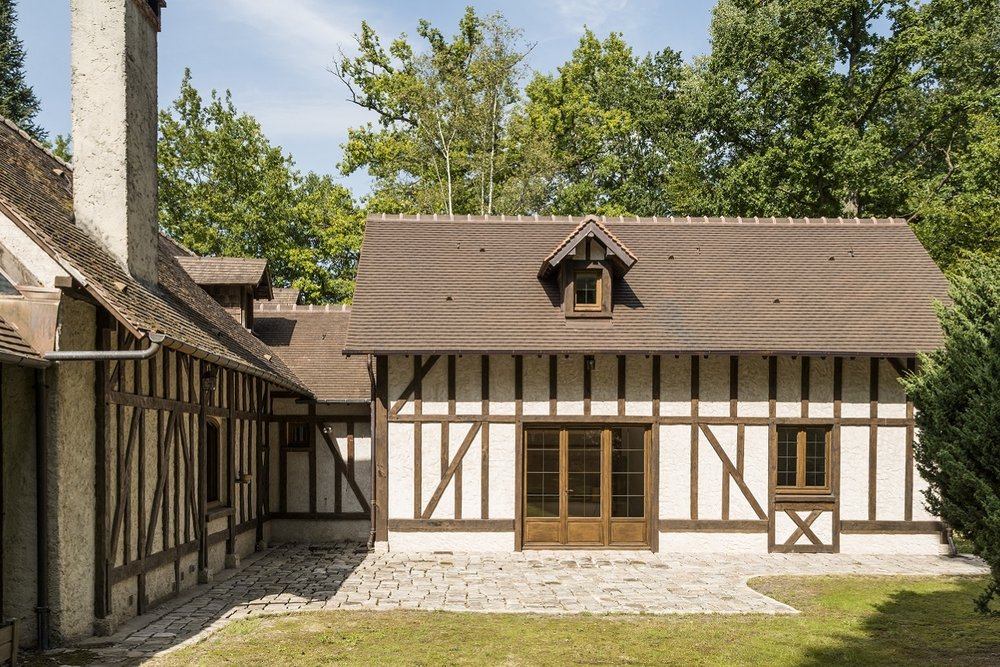 Intégration architecturale soignée d'une extension contemporaine dans un environnement patrimonial protégé