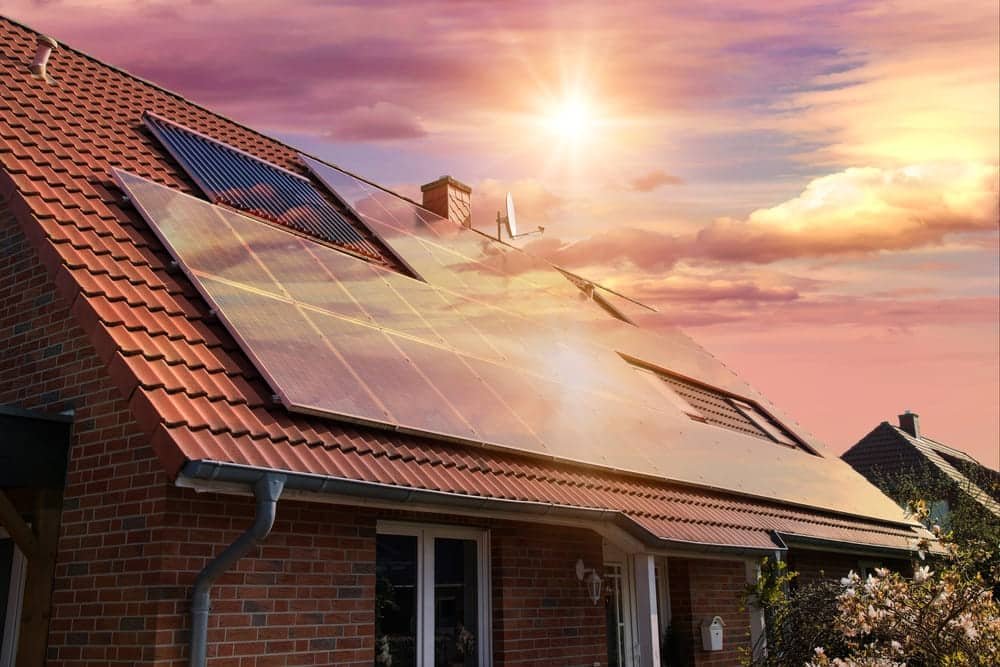 Exemple d'intégration discrète de panneaux photovoltaïques sur une toiture en secteur protégé par les Bâtiments de France