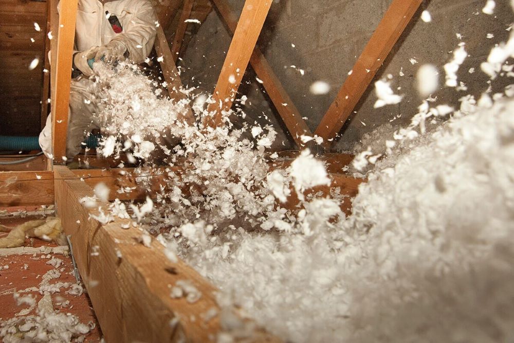 Soufflage de ouate de cellulose dans des combles perdus pour une isolation thermique par l'intérieur très performante