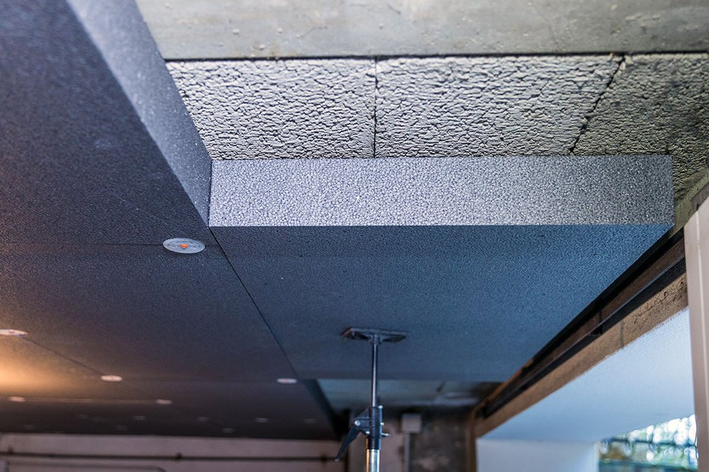 Isolation par l'extérieur d'un plancher bas sur vide sanitaire avec panneaux rigides chevillés sous la dalle béton