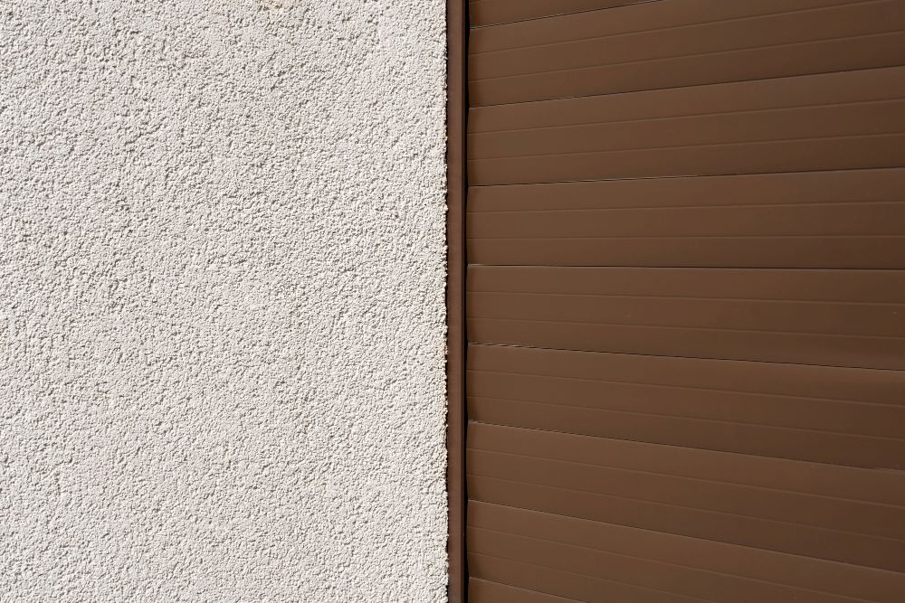 Maison individuelle après isolation thermique par l'extérieur avec bardage bois et enduit