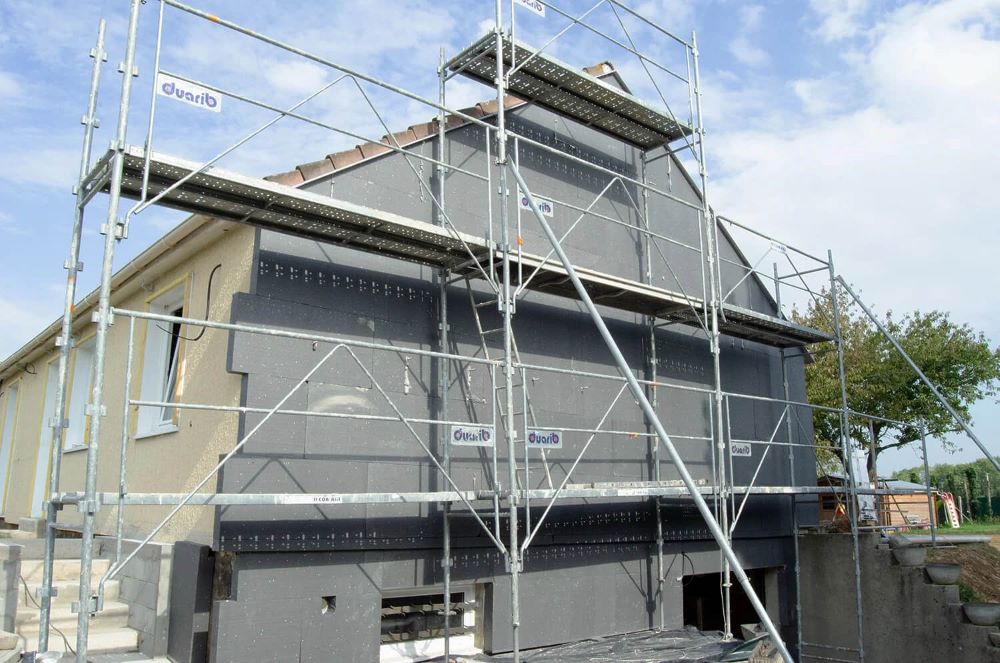 Chantier d'isolation thermique par l'extérieur sur une maison individuelle nécessitant une déclaration préalable