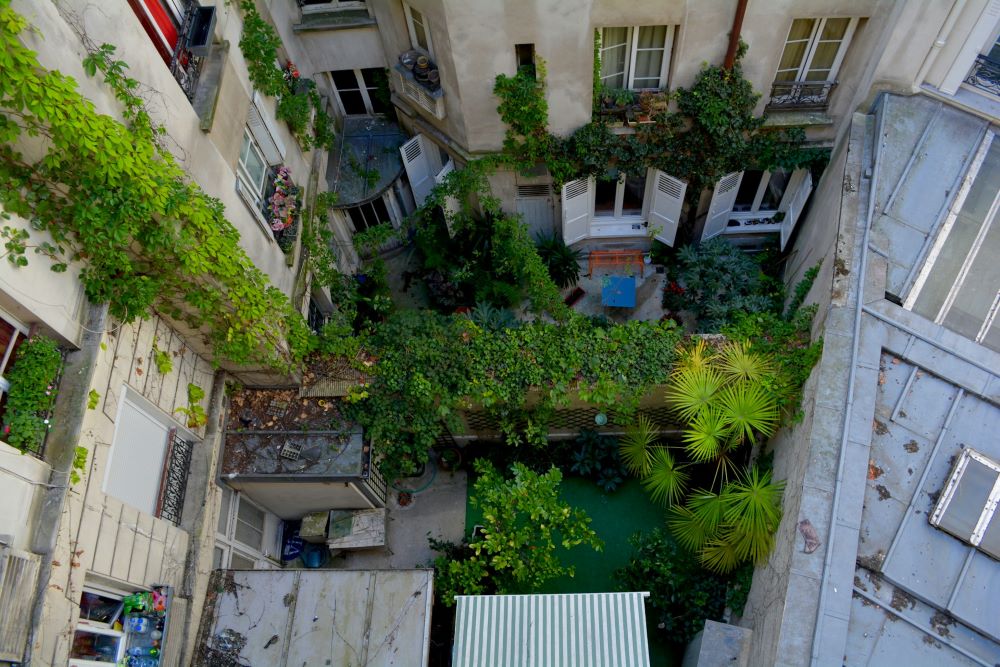 Jardinet d'un appartement en rez-de-chaussée de copropriété, partie commune à jouissance exclusive soumise à l'accord de l'AG pour toute clôture