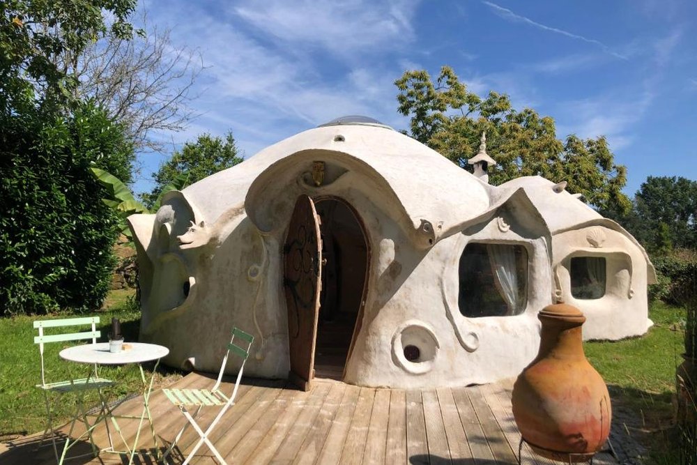Dôme écologique sculpté en chaux et chanvre installé en pleine nature dans le respect des règles d'urbanisme