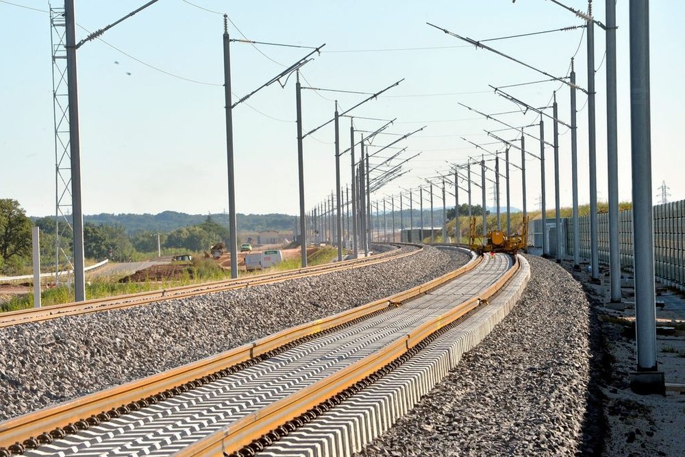 Bande de dégagement de sécurité maintenue libre de toute construction le long d'une ligne à grande vitesse