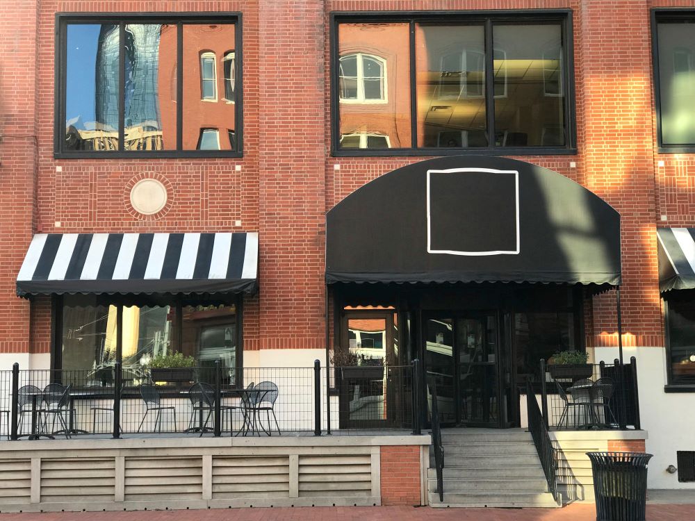 Devanture de local commercial en centre-ville avec enseigne et vitrine rénovées après autorisation mairie