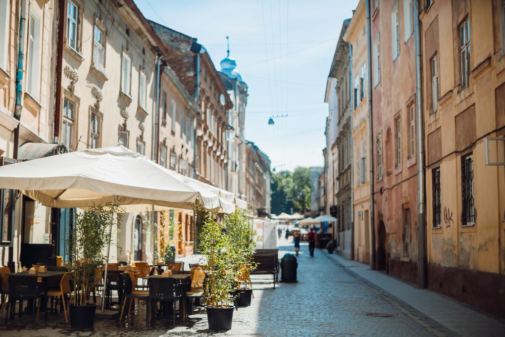 Boutique en centre-ville historique avec enseigne sobre en lettres découpées validée par l'ABF