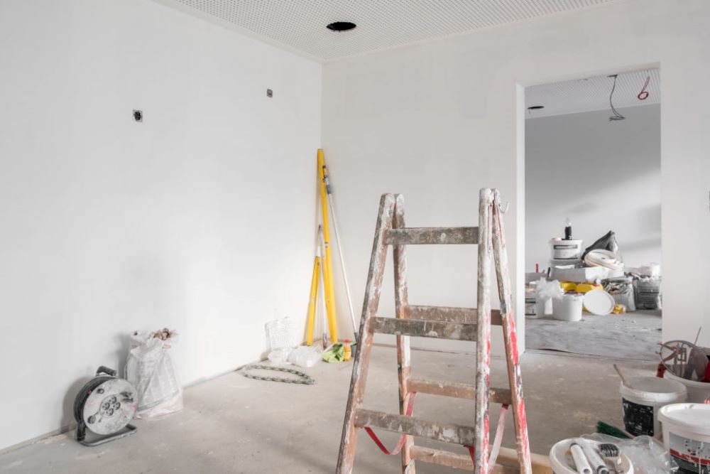 Travaux de transformation d'un local commercial en logement avec isolation thermique, création de pièces d'eau et mise aux normes