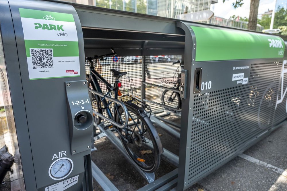 Local à vélos fermé avec porte verrouillable offrant une sécurité renforcée contre le vol