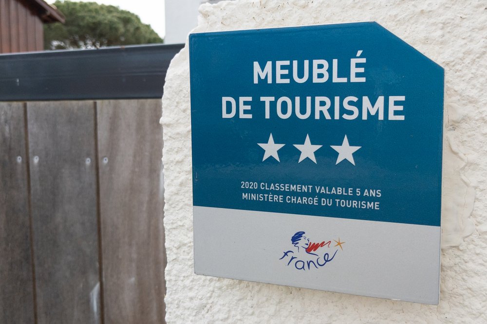 Appartement meublé de tourisme prêt à être loué avec trousseau de clés posé sur la table