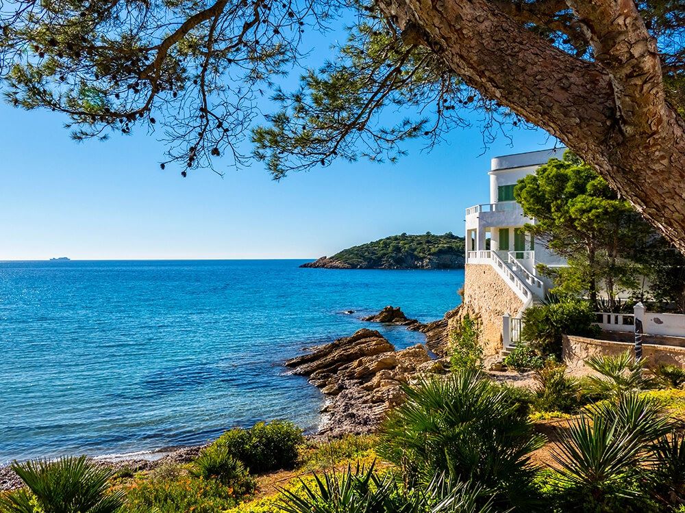 Maison individuelle en bord de mer soumise à la loi Littoral avec vue sur l'océan et dunes protégées