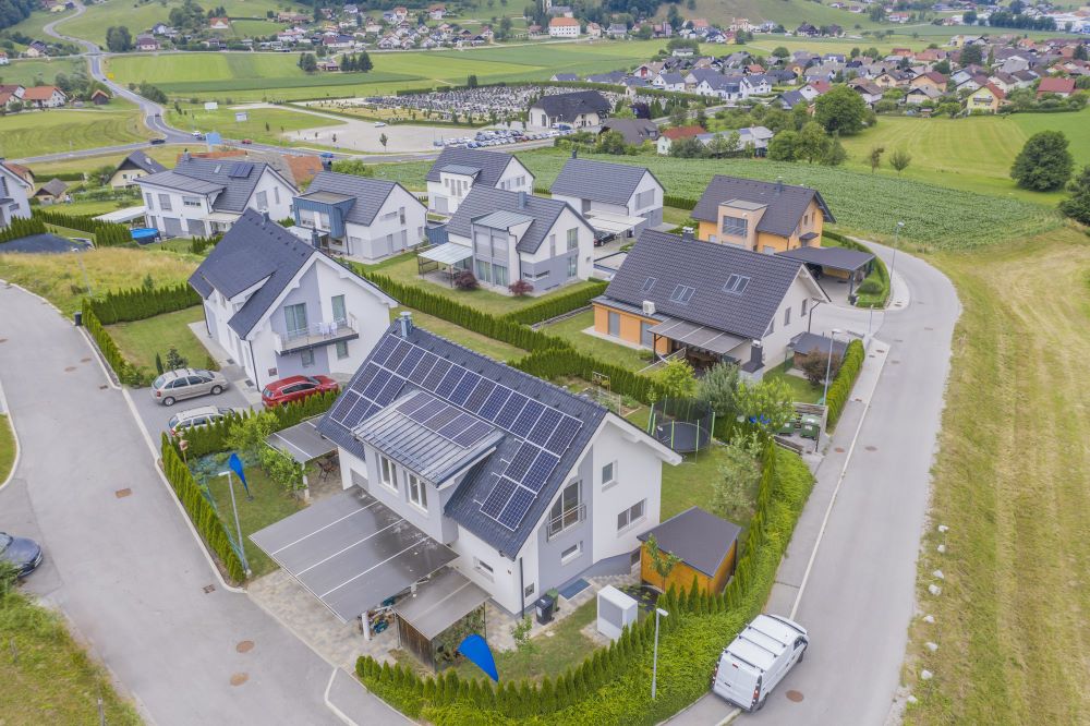 Vue aérienne d'un lotissement pavillonnaire avec lots bornés et maisons en construction