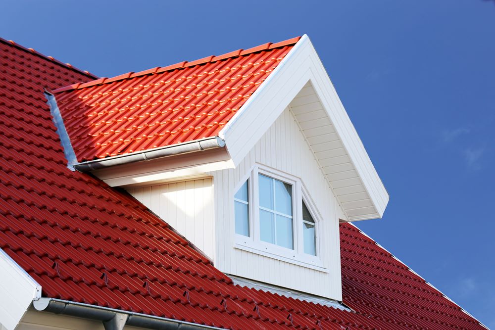 Lucarne à chien-assis créée en toiture d'une maison individuelle pour éclairer les combles aménagés