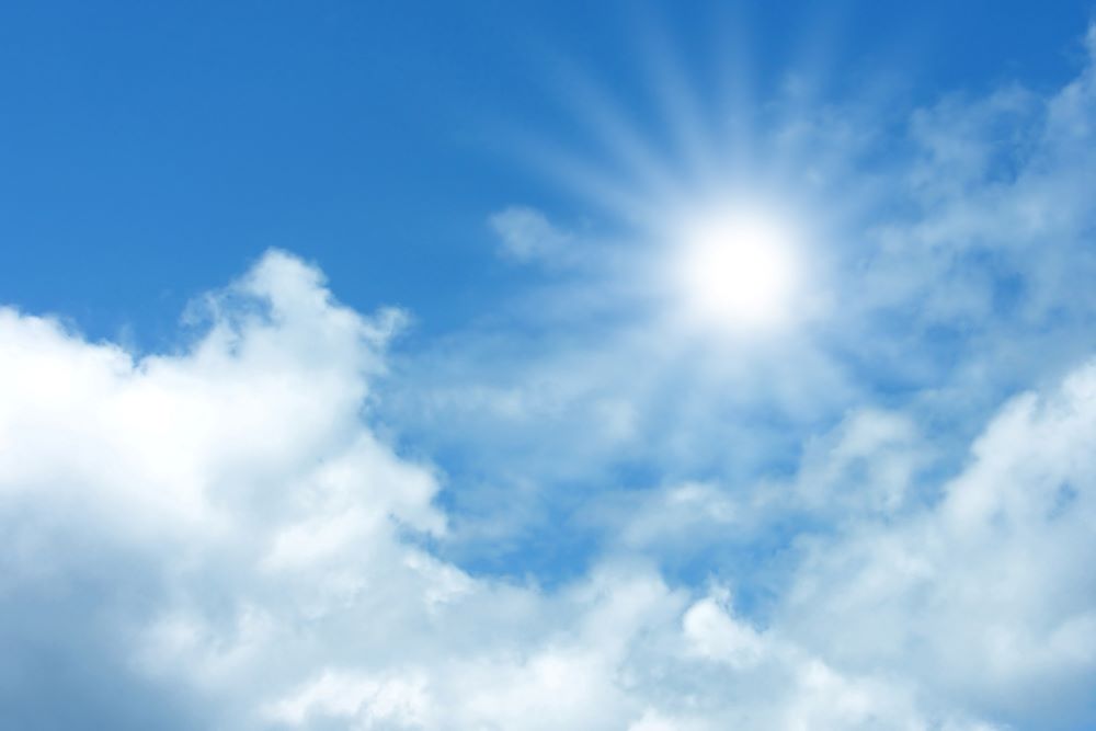 Schéma de fonctionnement bioclimatique d'une maison avec apports solaires en hiver et protection en été par les débords de toiture