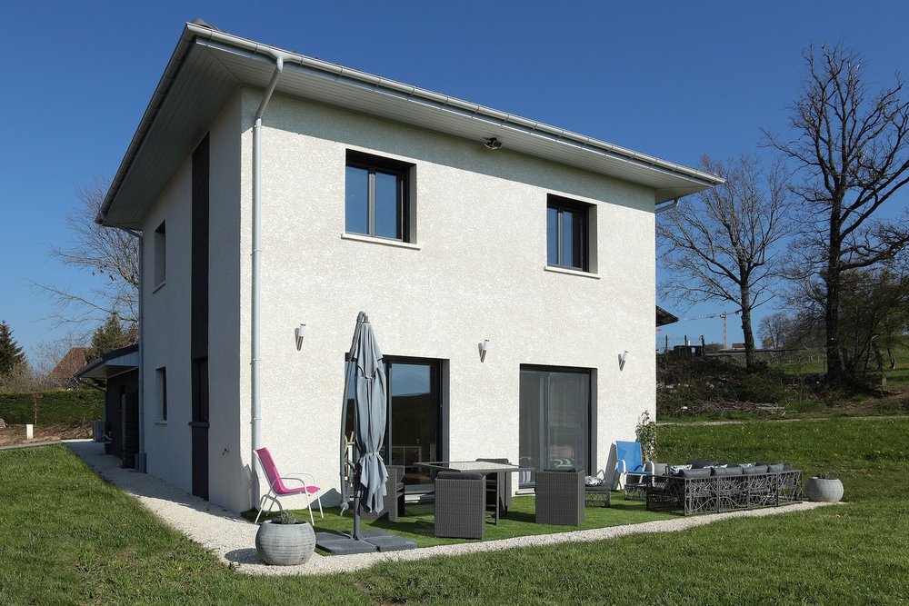 Maison compacte affichant un ratio surface d'enveloppe sur volume favorable aux économies de chauffage