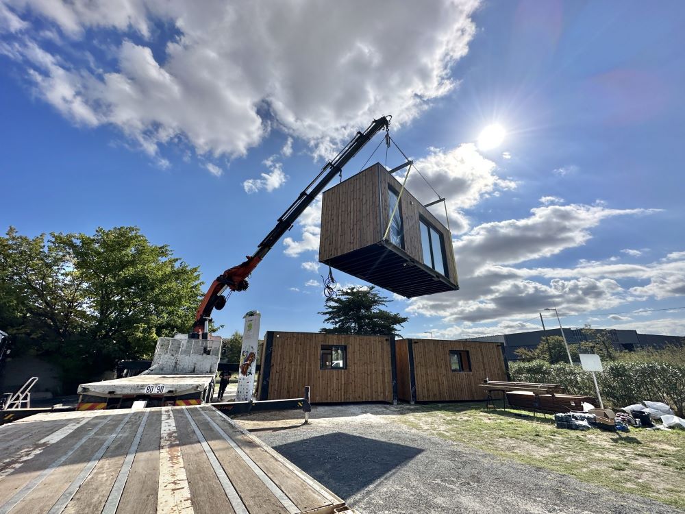 Chantier de construction d'une maison container avec assemblage des modules par grue